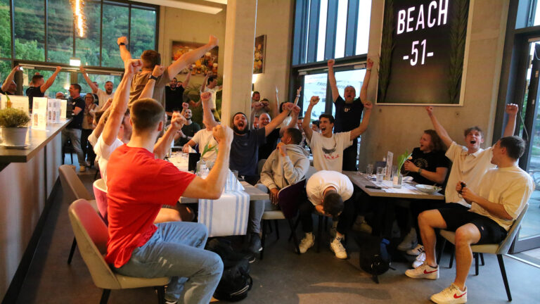 VfL Gummersbach ist wieder erstklassig – Aufstiegsfeier mit den Fans nach dem Heimspiel am Samstag