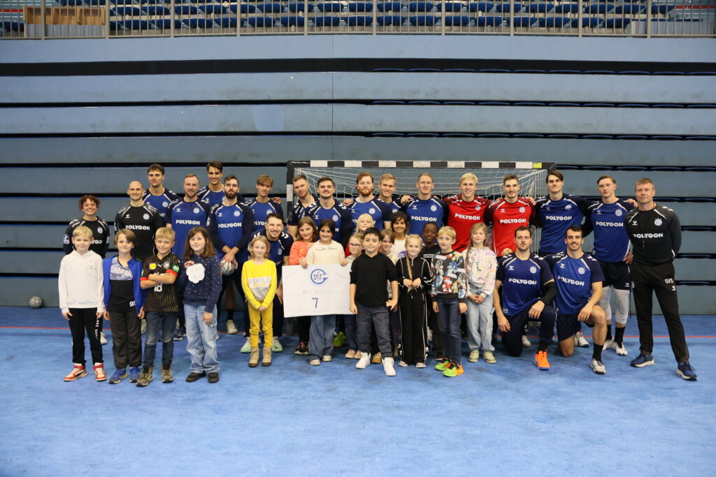 Kleine Fans ganz groß – Projektklasse der Heier Grundschule zu Gast in der Heimat des Handballs